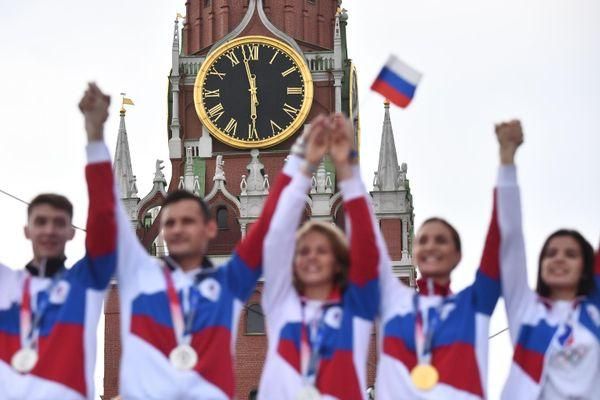 Atletas russos, membros da seleção nacional, em um show após os Jogos Olímpicos de Verão de Tóquio, na Praça Vermelha, em Moscou Atletas russos, membros da seleção nacional, em um show após os Jogos Olímpicos de Verão de Tóquio, na Praça Vermelha, em Moscou - Sputnik Brasil