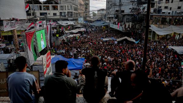 Palestinos assistem à transmissão ao vivo da partida das oitavas de final da Copa do Mundo entre Argentina e Egito, em Nuseirat, na região central da Faixa de Gaza - Sputnik Brasil