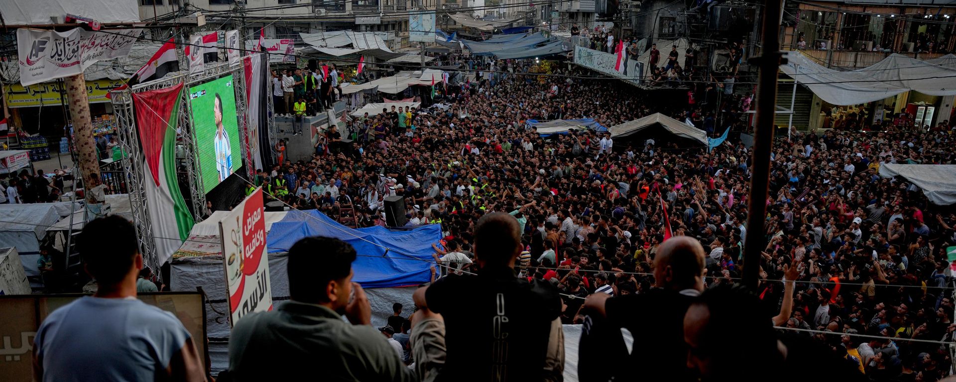Palestinos assistem à transmissão ao vivo da partida das oitavas de final da Copa do Mundo entre Argentina e Egito, em Nuseirat, na região central da Faixa de Gaza - Sputnik Brasil, 1920, 09.07.2026