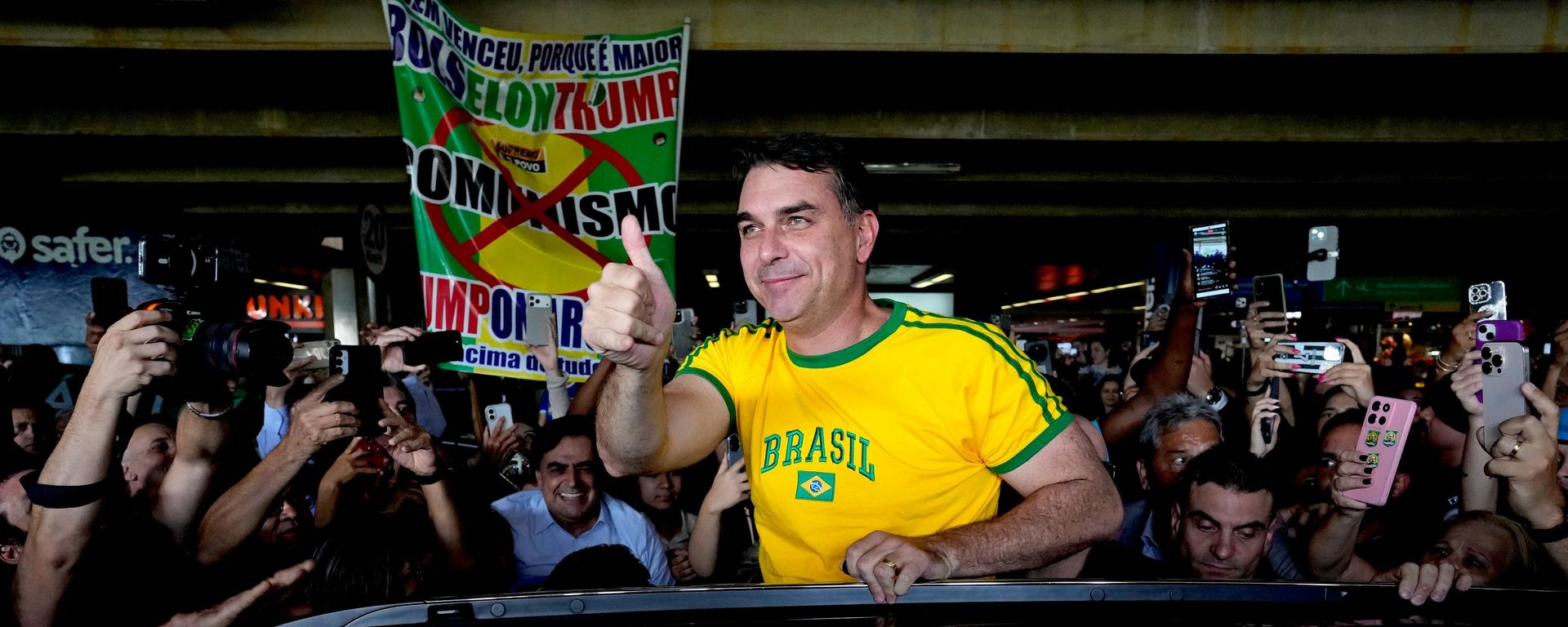 O senador Flávio Bolsonaro (PL-RJ), pré-candidato à Presidência, acena para apoiadores no aeroporto de Brasília, em 28 de maio de 2026 - Sputnik Brasil, 1920, 13.07.2026