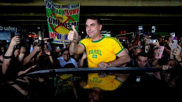 O senador Flávio Bolsonaro (PL-RJ), pré-candidato à Presidência, acena para apoiadores no aeroporto de Brasília, em 28 de maio de 2026 - Sputnik Brasil