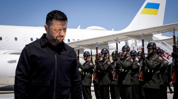 Vladimir Zelensky, mandatário da Ucrânia, durante chegada na cúpula da Organização do Tratado do Atlântico Norte (OTAN), em Ancara. Turquia, 7 de julho de 2026  - Sputnik Brasil