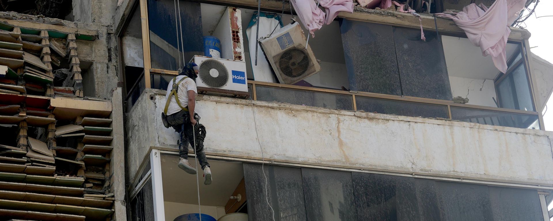 Resgatista escala prédio destruído em La Guaira, na Venezuela, em 6 de julho de 2026 - Sputnik Brasil, 1920, 10.07.2026