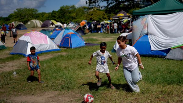 Voluntário joga futebol com crianças no parque Francisco de Miranda, em Caracas, na Venezuela, em 1º de julho de 2026 - Sputnik Brasil