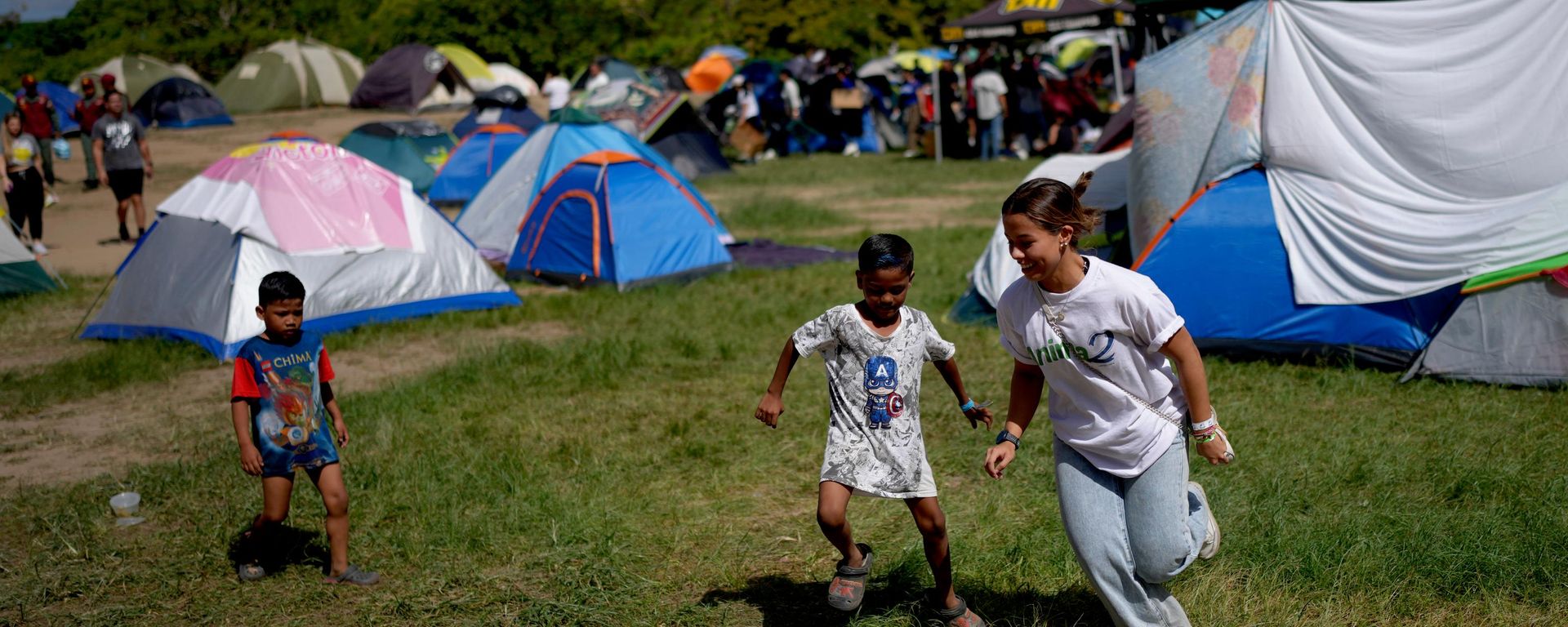 Voluntário joga futebol com crianças no parque Francisco de Miranda, em Caracas, na Venezuela, em 1º de julho de 2026 - Sputnik Brasil, 1920, 10.07.2026