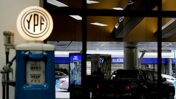 Homem abastece carro em posto de combustível da YPF, em Buenos Aires, Argentina, em 14 de julho de 2025 - Sputnik Brasil