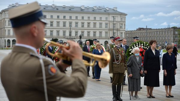 Moradores e autoridades prestam homenagens às vítimas do massacre de Volínia durante a Segunda Guerra Mundial. Polônia, 11 de julho de 2026 - Sputnik Brasil