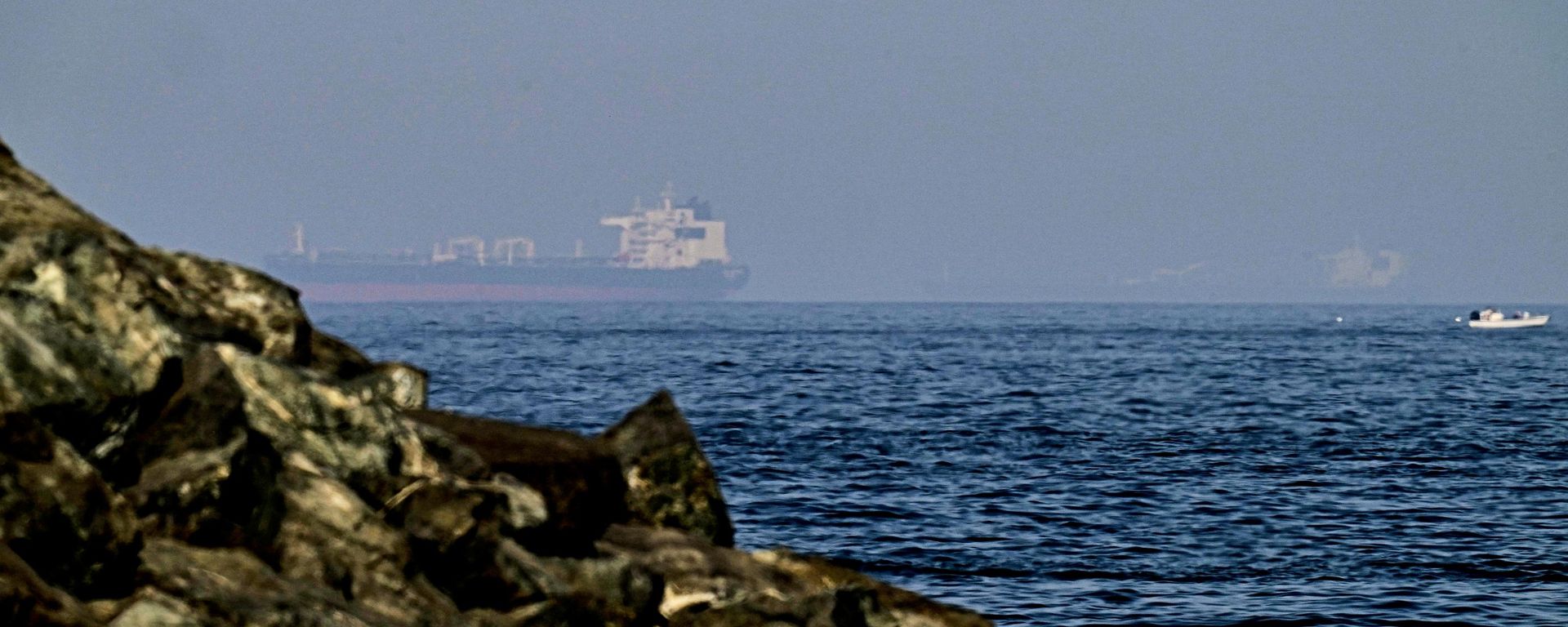 Embarcações cargueiras são vistas transitando no golfo de Omã, próximo ao estreito de Ormuz, em 1º de maio de 2026 - Sputnik Brasil, 1920, 11.07.2026