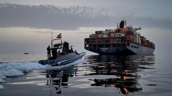 Nesta foto divulgada pela agência de notícias Tasnim, uma lancha da Marinha da Guarda Revolucionária (IRGC, na sigla em inglês) aproxima-se do navio de carga Epaminondas durante o que a mídia estatal descreveu como a apreensão de uma das duas embarcações acusadas de violações no estreito de Ormuz, em 21 de abril de 2026 - Sputnik Brasil