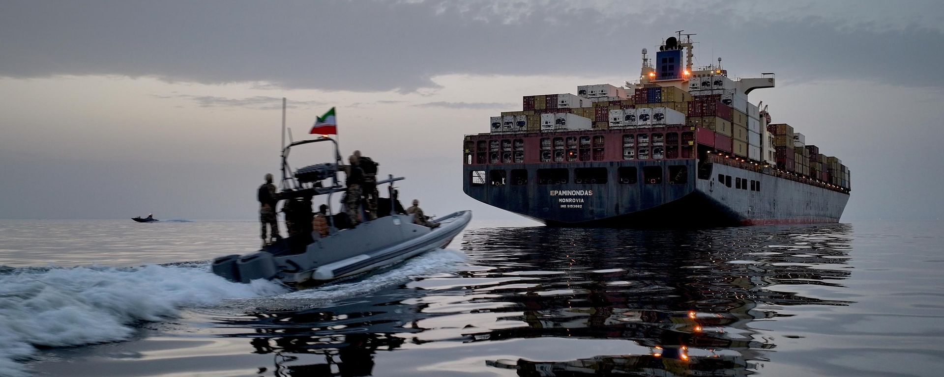 Nesta foto divulgada pela agência de notícias Tasnim, uma lancha da Marinha da Guarda Revolucionária (IRGC, na sigla em inglês) aproxima-se do navio de carga Epaminondas durante o que a mídia estatal descreveu como a apreensão de uma das duas embarcações acusadas de violações no estreito de Ormuz, em 21 de abril de 2026 - Sputnik Brasil, 1920, 21.07.2026