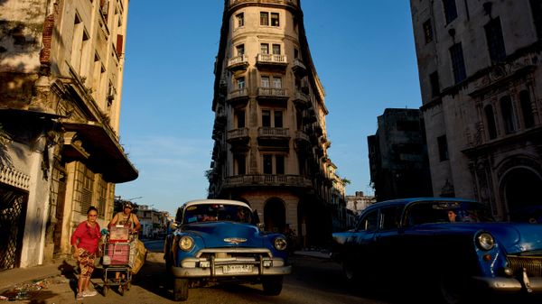 Carros trafegam pelas ruas de Havana, capital de Cuba, em 25 de junho de 2026 - Sputnik Brasil
