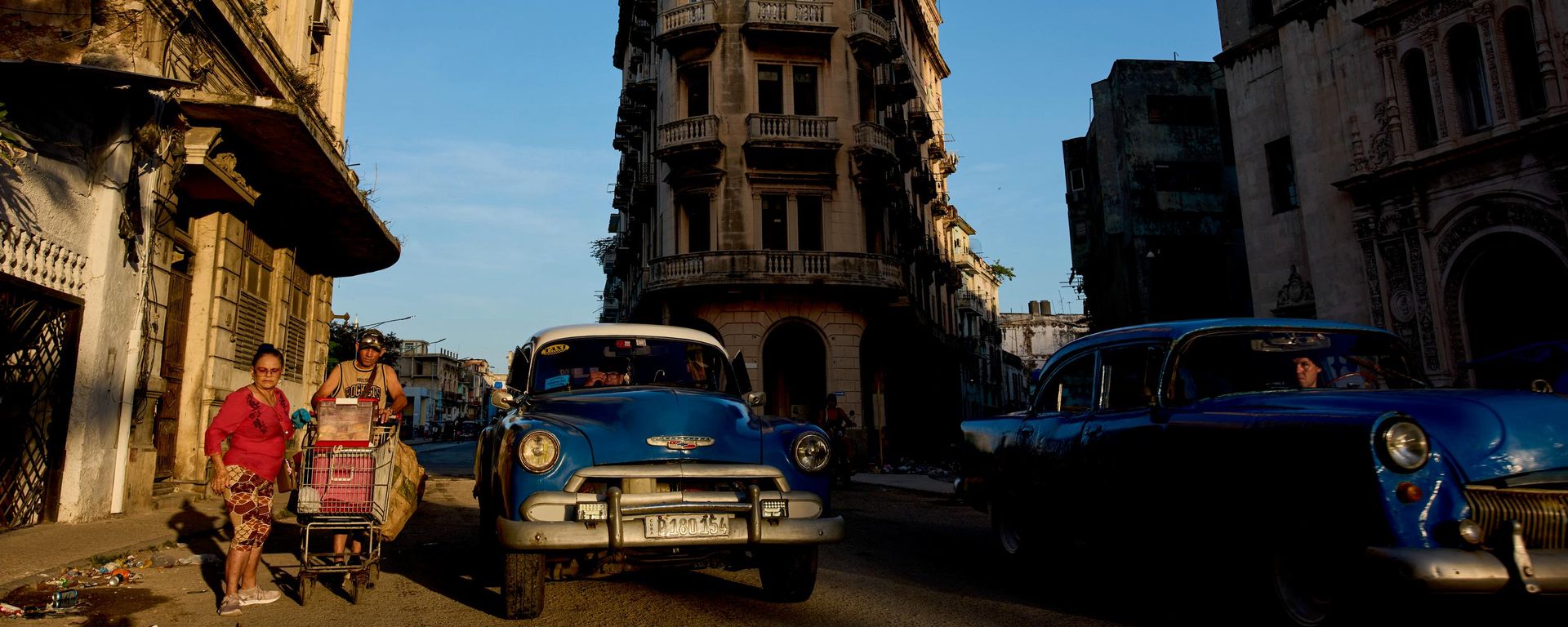 Carros trafegam pelas ruas de Havana, capital de Cuba, em 25 de junho de 2026 - Sputnik Brasil, 1920, 04.09.2026