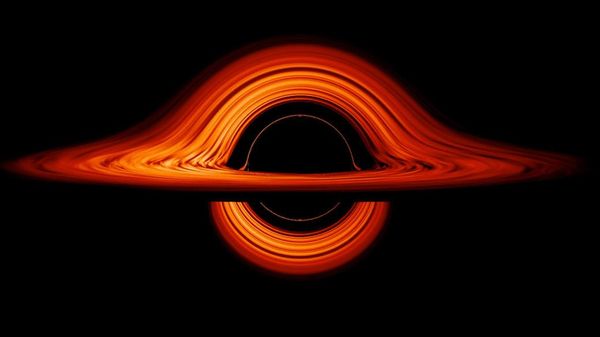 Visto quase de lado, o disco turbulento de gás que gira ao redor de um buraco negro assume uma aparência curiosa de dois picos. A gravidade extrema do buraco negro altera as trajetórias da luz vinda de diferentes partes do disco, produzindo a imagem distorcida. O campo gravitacional intenso redireciona e deforma a luz, mas o que observamos depende do ângulo de visão. A maior distorção ocorre quando o sistema é observado quase de perfil - Sputnik Brasil