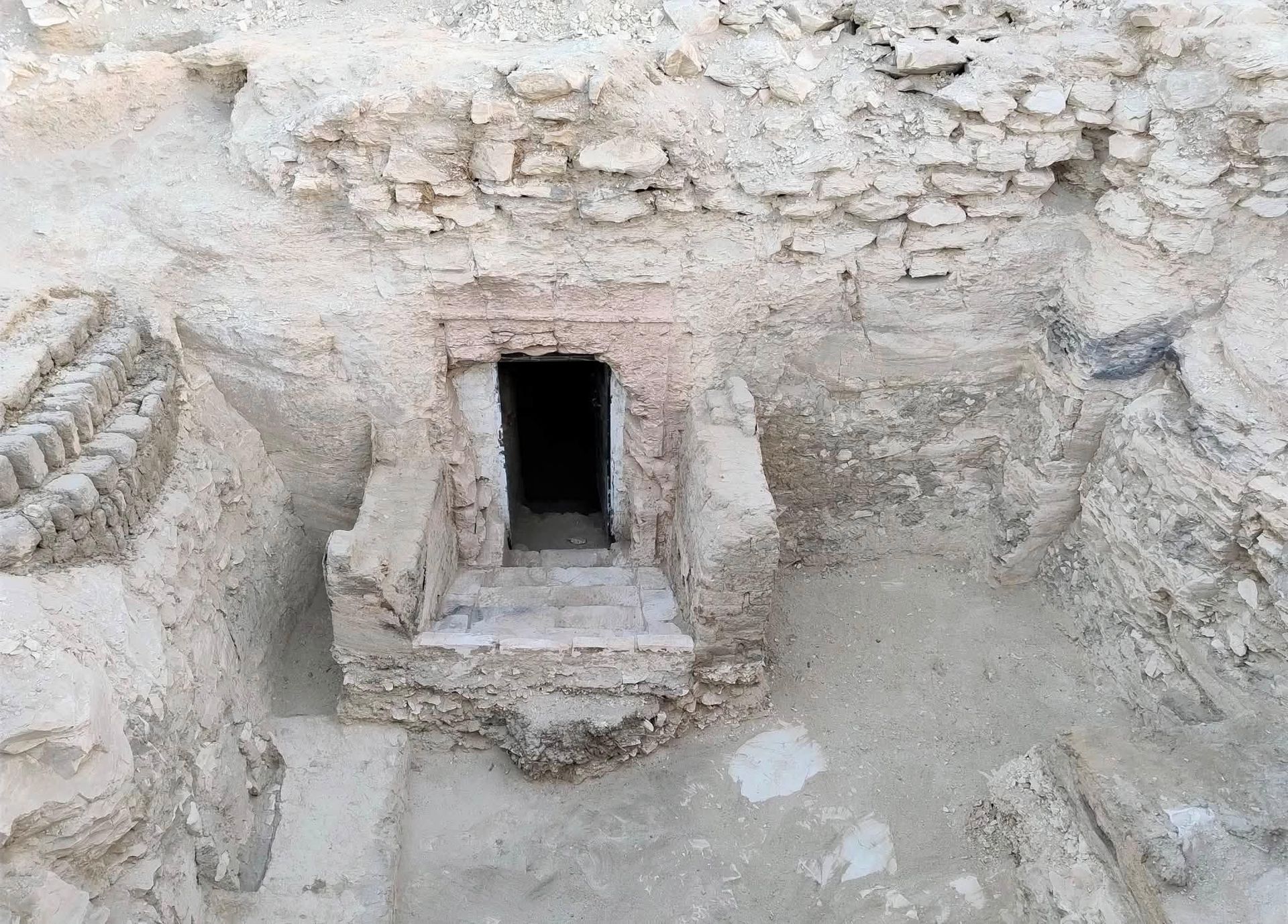 Túmulo de Paser, descoberto por arqueólogos na área do baixo Sheikh Abd el-Qurna, na margem oeste de Luxor, Egito Túmulo de Paser, descoberto por arqueólogos na área do baixo Sheikh Abd el-Qurna, na margem oeste de Luxor, Egito