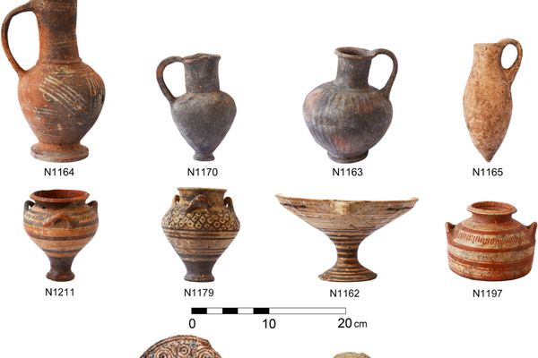 Joias e objetos domésticos da Idade do Bronze encontrados em Hala Sultan Tekke, Chipre - Sputnik Brasil