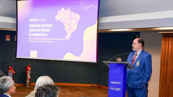 Presidente da ABDAN, Celso Cunha, discursa durante evento na FIRJAN, no Rio de Janeiro, em 14 de julho de 2026 - Sputnik Brasil