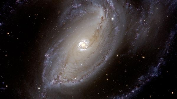 Galáxia espiral NGC 1097. Trata‑se de uma composição em cores quase reais baseada em imagens feitas com o instrumento multi‑modo VIMOS no telescópio Melipal, de 8,2 m (Unidade 3) do Telescópio Muito Grande (VLT, na sigla em inglês) do ESO. As imagens foram registradas na noite de 9 para 10 de dezembro de 2004 - Sputnik Brasil