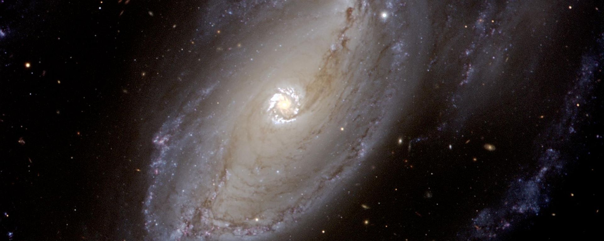 Galáxia espiral NGC 1097. Trata‑se de uma composição em cores quase reais baseada em imagens feitas com o instrumento multi‑modo VIMOS no telescópio Melipal, de 8,2 m (Unidade 3) do Telescópio Muito Grande (VLT, na sigla em inglês) do ESO. As imagens foram registradas na noite de 9 para 10 de dezembro de 2004 - Sputnik Brasil, 1920, 15.07.2026