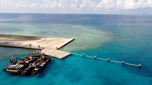 Nesta foto fornecida pelo Departamento de Defesa Nacional, navios que transportam materiais de construção estão atracados na nova rampa de praia construída na ilha de Thitu, reivindicada pelas Filipinas, no disputado mar do Sul da China, 9 de junho de 2020 - Sputnik Brasil