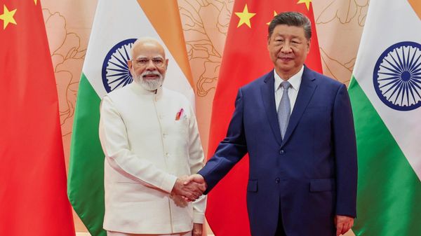 In this photo provided by Indian Prime Minister's Office, Indian Prime Minister Narendra Modi, left, and Chinese President Xi Jinping shake hand before their meeting on the sidelines of the Shanghai Cooperation Organization (SCO) summit in Tianjin, China Sunday, Aug. 31, 2025. (Indian Prime Minister's Office via AP) - Sputnik Brasil