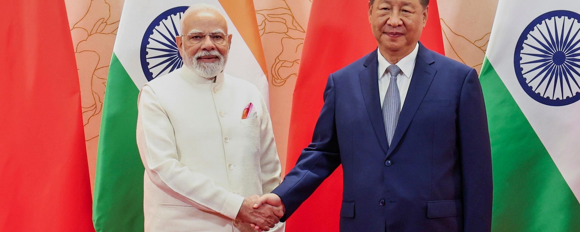 In this photo provided by Indian Prime Minister's Office, Indian Prime Minister Narendra Modi, left, and Chinese President Xi Jinping shake hand before their meeting on the sidelines of the Shanghai Cooperation Organization (SCO) summit in Tianjin, China Sunday, Aug. 31, 2025. (Indian Prime Minister's Office via AP) - Sputnik Brasil, 1920, 16.07.2026