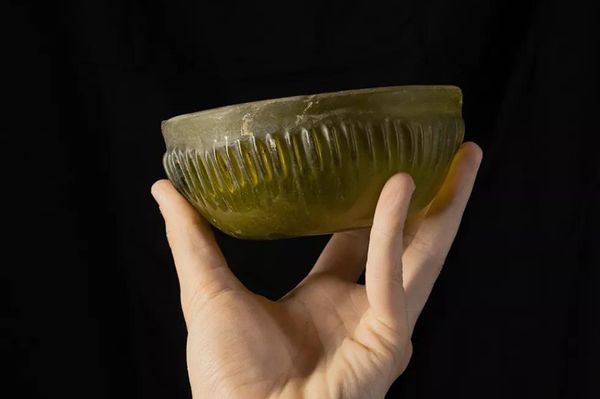 Taça de vidro encontrada em cemitério de 2.000 anos no Reino Unido - Sputnik Brasil