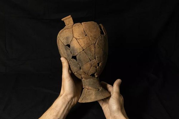 Vaso reconstruído encontrado em antigo cemitério no território britânico - Sputnik Brasil