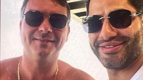 Foto divulgada pelo senador Flávio Bolsonaro com Felipe Mourão, o Sicário do ex-bancário Daniel Vorcaro, em 15 de julho de 2026 - Sputnik Brasil