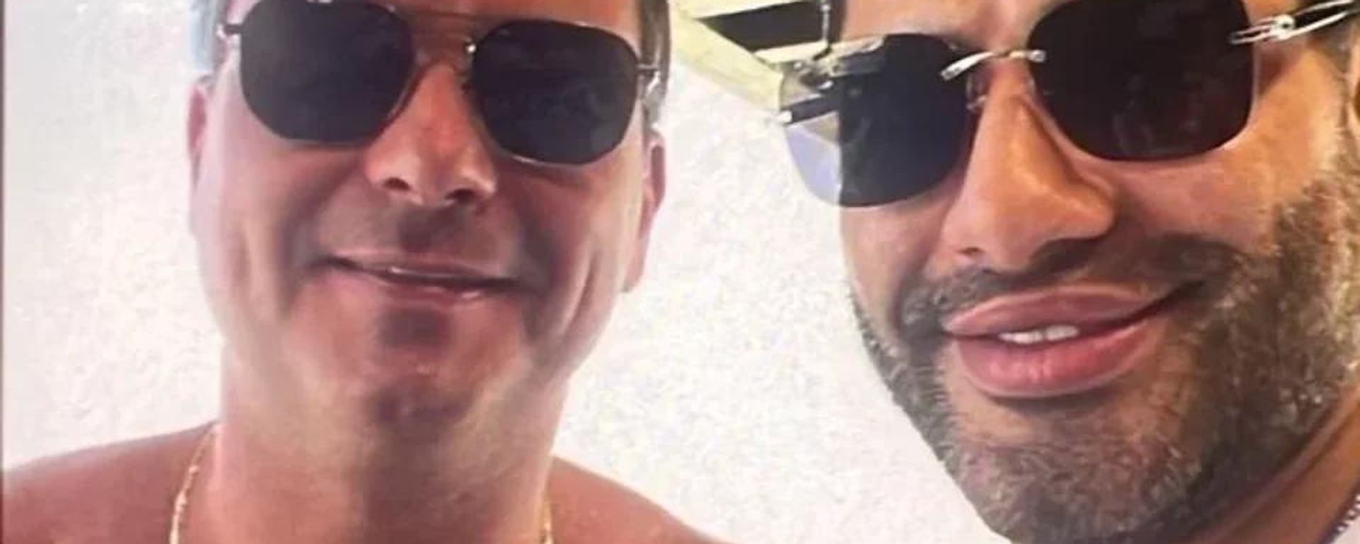 Foto divulgada pelo senador Flávio Bolsonaro com Felipe Mourão, o Sicário do ex-bancário Daniel Vorcaro, em 15 de julho de 2026 - Sputnik Brasil, 1920, 15.07.2026