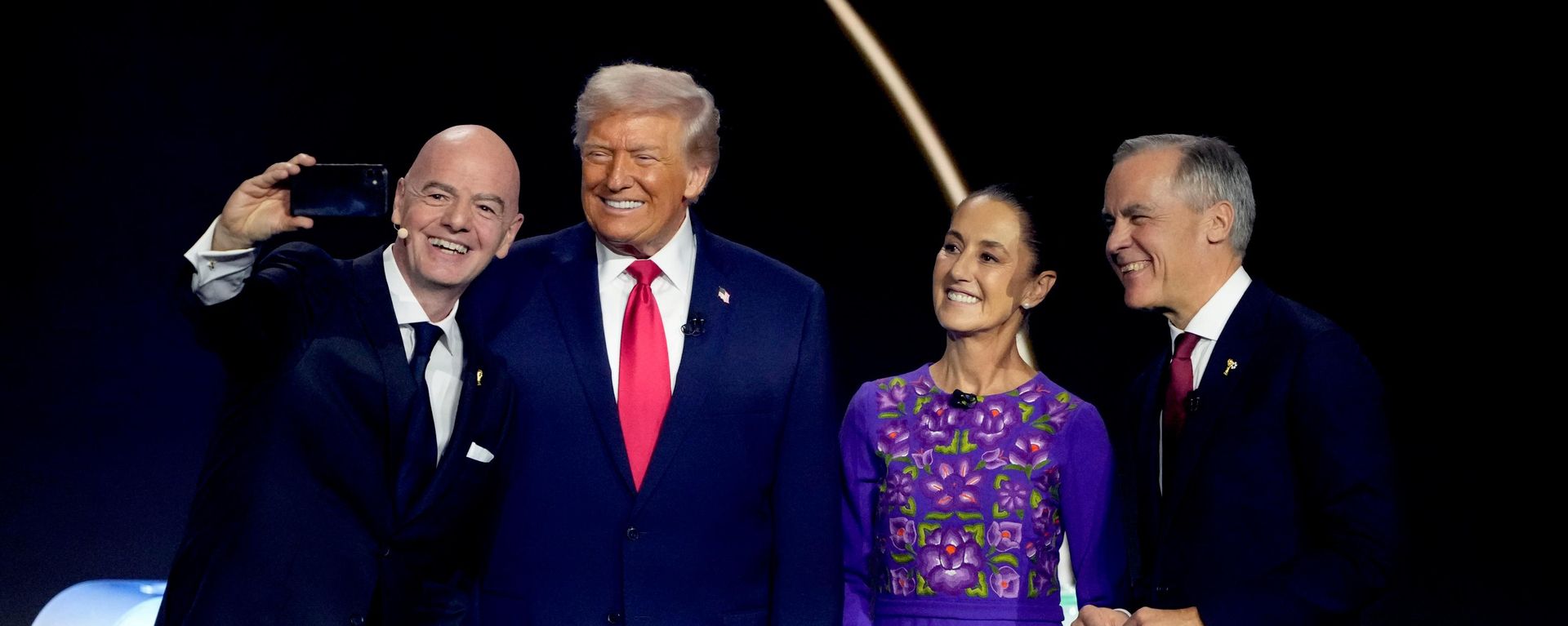 Da esquerda para a direita: o presidente da Federação Internacional de Futebol (FIFA, na sigla em francês), Gianni Infantino, os presidentes Donald Trump, dos EUA; e Claudia Sheinbaum, do México, e Mark Carney, primeiro-ministro do Canadá. Os representantes tiram selfie durante o sorteio da Copa do Mundo de Futebol de 2026, no Kennedy Center, em Washington - Sputnik Brasil, 1920, 16.07.2026