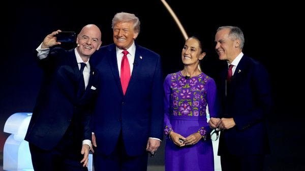 Da esquerda para a direita: o presidente da Federação Internacional de Futebol (FIFA, na sigla em francês), Gianni Infantino, os presidentes Donald Trump, dos EUA; e Claudia Sheinbaum, do México, e Mark Carney, primeiro-ministro do Canadá. Os representantes tiram selfie durante o sorteio da Copa do Mundo de Futebol de 2026, no Kennedy Center, em Washington - Sputnik Brasil