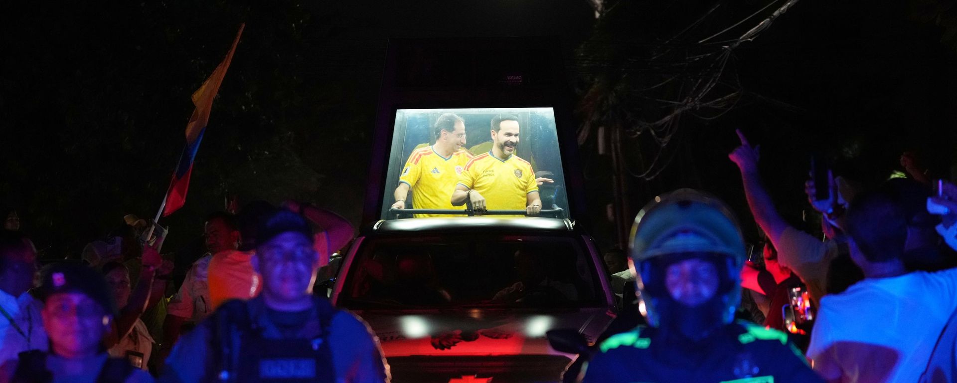 O então candidato à Presidência da Colômbia, Abelardo de la Espriella, faz aparição pública em carro blindado. Barranquilla, 21 de junho de 2026 - Sputnik Brasil, 1920, 15.07.2026