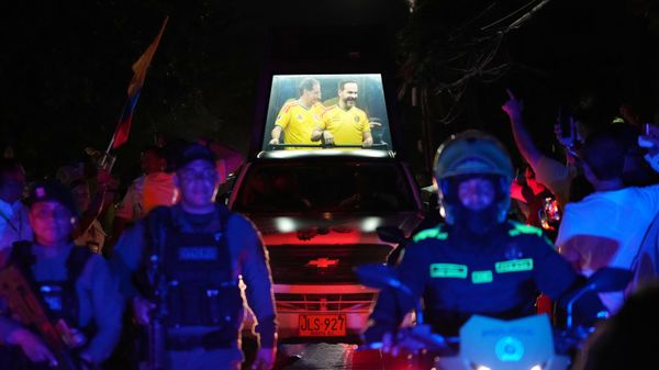 O então candidato à Presidência da Colômbia, Abelardo de la Espriella, faz aparição pública em carro blindado. Barranquilla, 21 de junho de 2026 - Sputnik Brasil