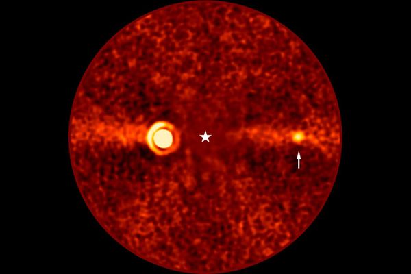 Esta imagem, capturada pelo Telescópio Muito Grande (VLT, na sigla em inglês) do ESO, mostra Beta Pictoris d, um novo planeta descoberto orbitando a estrela Beta Pictoris. A estrela está no centro da imagem e foi subtraída durante o processamento dos dados, revelando o ambiente ao seu redor. O novo planeta, indicado por uma seta, é o terceiro encontrado orbitando esta estrela. Os outros dois são Beta Pictoris b – a fonte brilhante à esquerda – e Beta Pictoris c, que orbita muito mais perto da estrela e não é visível aqui - Sputnik Brasil