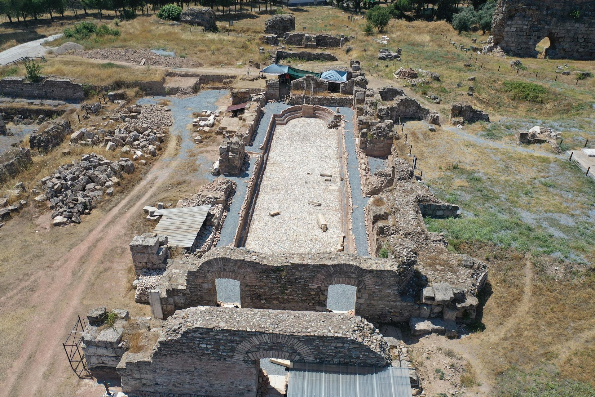 Vista da piscina de 2.000 anos na antiga cidade de Tralleis, na Turquia - Sputnik Brasil, 1920, 16.07.2026