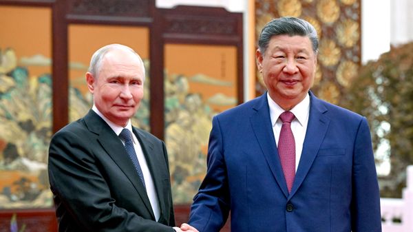 Os presidentes da Rússia, Vladimir Putin (à esq.), e da China, Xi Jinping (à dir.), torcam aperto de mão durante encontro em Pequim. China, 20 de maio de 2026 - Sputnik Brasil