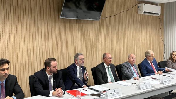 Coletiva de imprensa destacou que os EUA possuem um superávit comercial com o Brasil em meio ao tarifaço. 16 de julho de 2026 - Sputnik Brasil