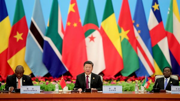 O presidente da China, Xi Jinping (ao centro), o presidente da África do Sul, Cyril Ramaphosa (à esq.) e o presidente da Guiné Equatorial, Teodoro Obiang Nguema Mbasogo (à dir.), durante a Cúpula de Pequim de 2018 do Fórum de Cooperação China-África, em 4 de setembro de 2018 - Sputnik Brasil