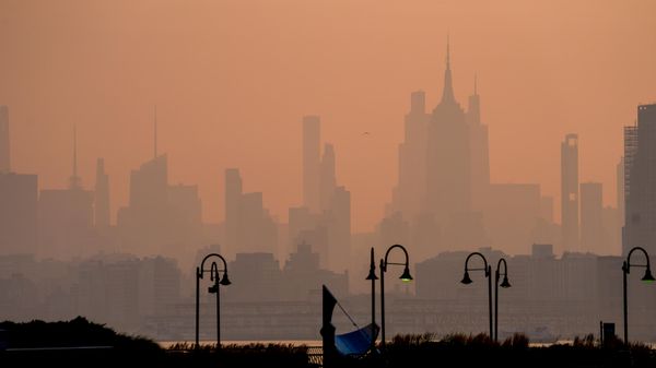 Fumaça de incêndios florestais encobre os céus da cidade de Nova York. Estados Unidos, 17 de julho de 2026 - Sputnik Brasil