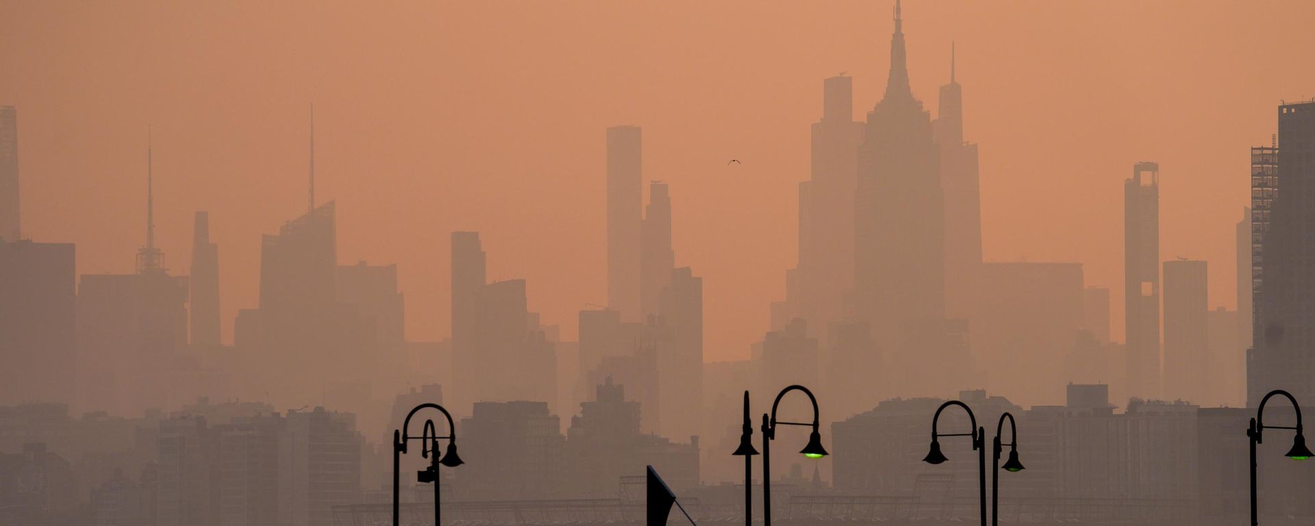 Fumaça de incêndios florestais encobre os céus da cidade de Nova York. Estados Unidos, 17 de julho de 2026 - Sputnik Brasil, 1920, 24.07.2026