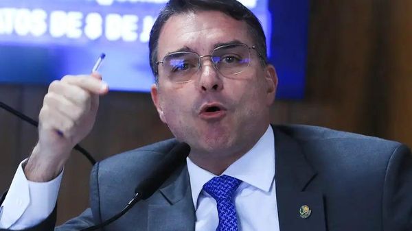 Flávio Bolsonaro diz que anistiados pelo 8/1 subirão rampa do Planalto com ele - Sputnik Brasil