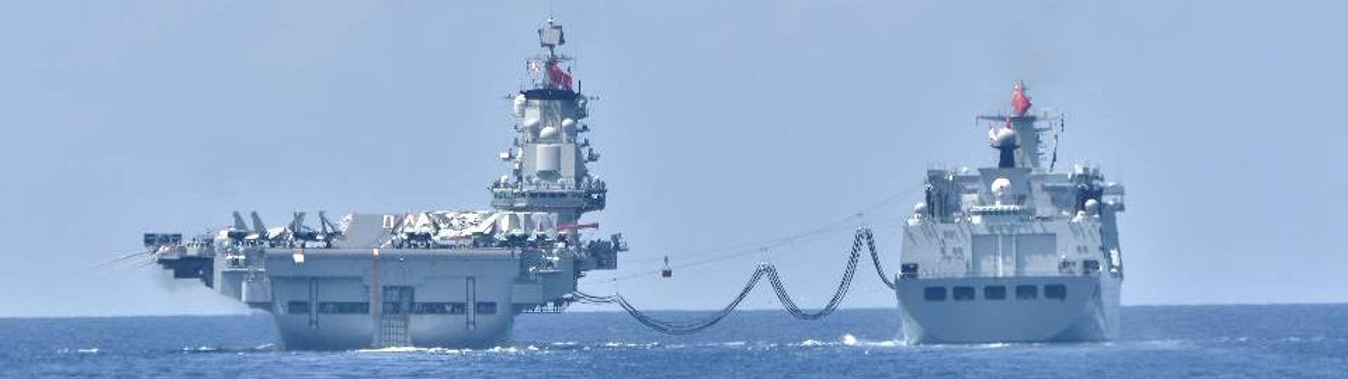 Liaoning (à esquerda) e navio de apoio rápido ao combate Tipo 901 (à direita) Liaoning (à esquerda) e navio de apoio rápido ao combate Tipo 901 (à direita)