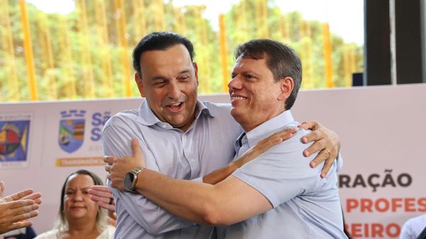 Felicio Ramuth e Tarcísio de Freitas se abraçam em evento em São Paulo. Brasil, 19 de junho de 2026 - Sputnik Brasil