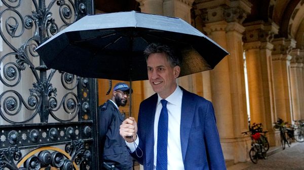 Ed Miliband chega para participar de uma reunião de gabinete em Downing Street, em Londres. Reino Unido, 20 de outubro de 2025 - Sputnik Brasil