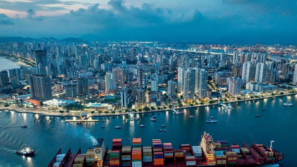 Um navio porta-contêineres se aproxima do porto de Santos, no Brasil - Sputnik Brasil