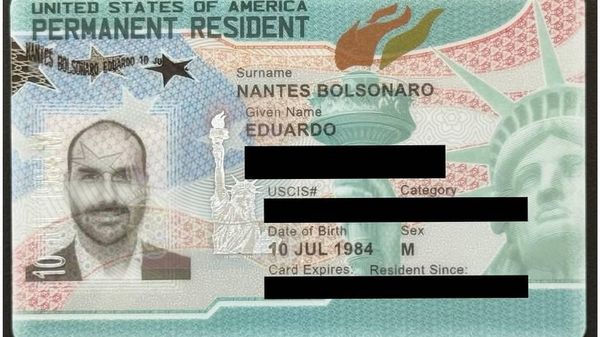 O Cartão de Residência Permanente, comumente conhecido como green card, de Eduardo Bolsonaro. - Sputnik Brasil