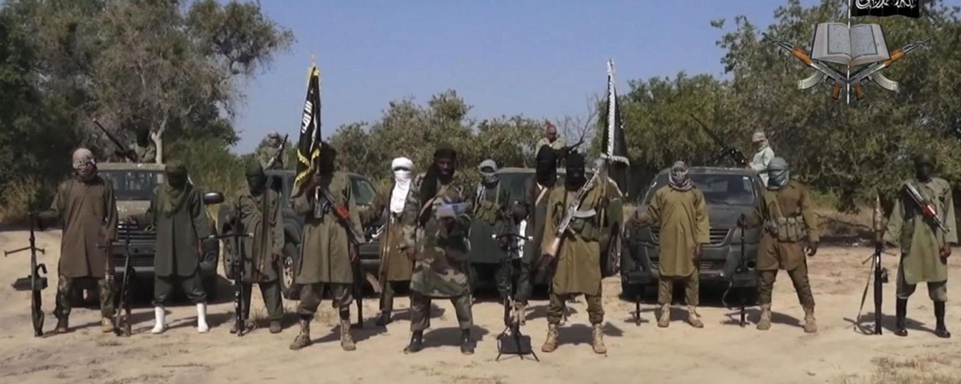 Boko Haram, Abubakar Shekau, ao centro, o líder do grupo extremista islâmico da Nigéria, cercado por seus combatentes. Os extremistas do Boko Haram, baseados na Nigéria, mataram mais de 380 pessoas no Lago Chade. - Sputnik Brasil, 1920, 22.07.2026