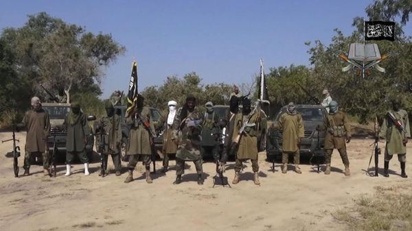 Boko Haram, Abubakar Shekau, ao centro, o líder do grupo extremista islâmico da Nigéria, cercado por seus combatentes. Os extremistas do Boko Haram, baseados na Nigéria, mataram mais de 380 pessoas no Lago Chade. - Sputnik Brasil