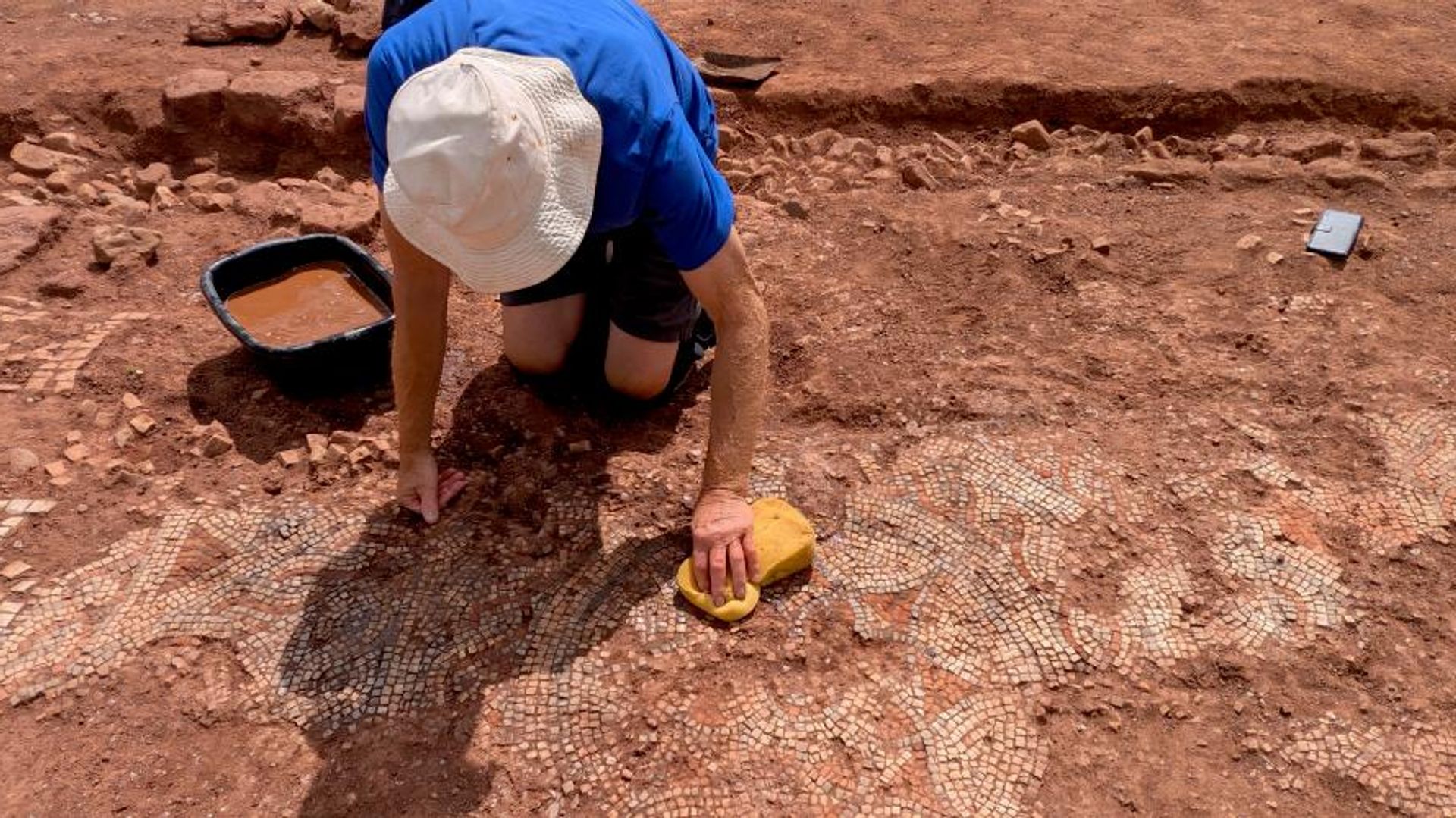 Piso de mosaico romano descoberto durante a escavação de uma rica vila em Devon, no sudoeste do Reino Unido Piso de mosaico romano descoberto durante a escavação de uma rica vila em Devon, no sudoeste do Reino Unido - Sputnik Brasil, 1920, 21.07.2026