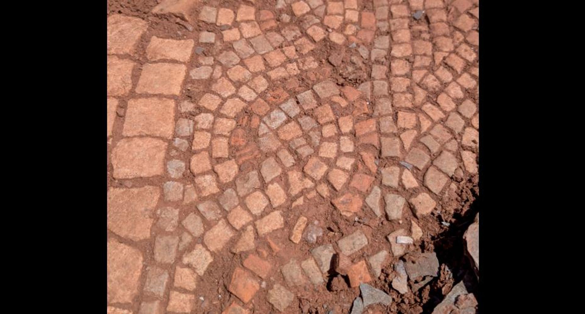 Piso de mosaico romano descoberto durante a escavação de uma rica vila em Devon, no sudoeste do Reino Unido Piso de mosaico romano descoberto durante a escavação de uma rica vila em Devon, no sudoeste do Reino Unido - Sputnik Brasil, 1920, 21.07.2026